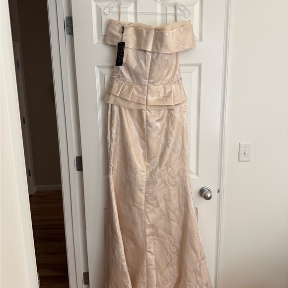 Elegant Cream Off-Shoulder Wedding Dress - size 10 - Picture 2 of 3
